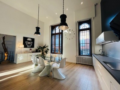 Loft triplex 156 m² à Armentières, lumineux, 3 chambres, séjour 54 m², cuisine ouverte, ascenseur, proche centre et gare. Libre, aucun travaux.