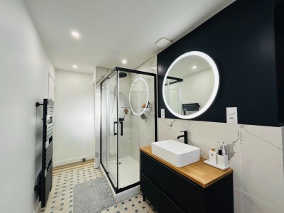 Loft triplex 156 m² à Armentières, lumineux, 3 chambres, séjour 54 m², cuisine ouverte, ascenseur, proche centre et gare. Libre, aucun travaux.